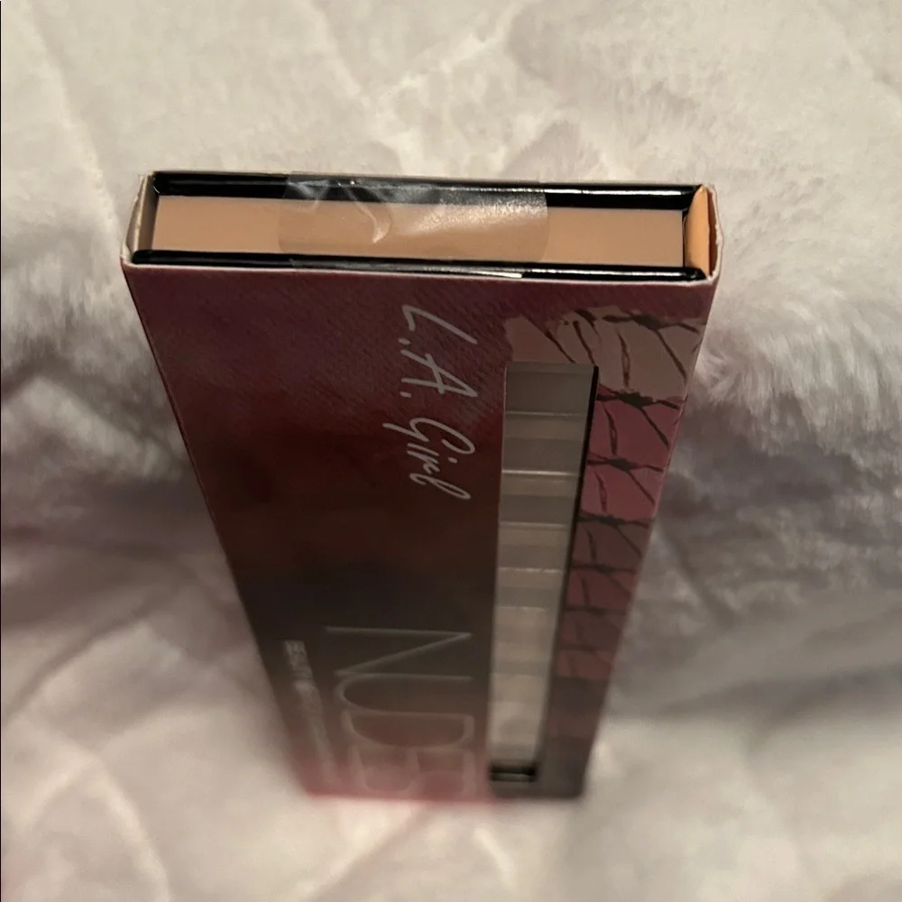 Real Techniques Everyday Essentials Set with LA Girl Nudes Palette Bundle.